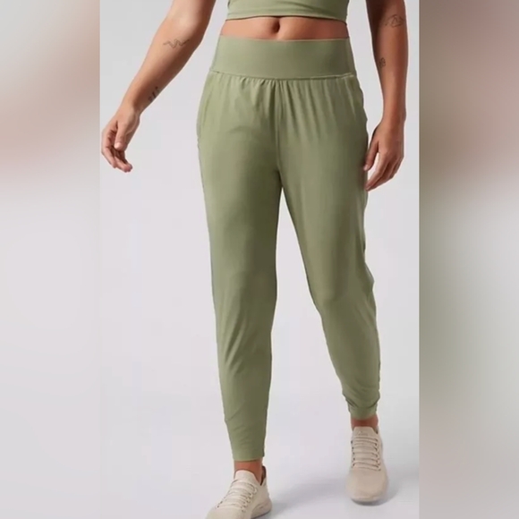 Athleta Run With It Pant Eucalyptus Green Tapered Joggers Size L MSRP $98 - Picture 1 of 7